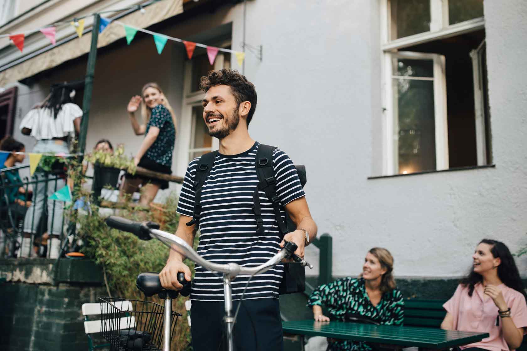 En frilansare hälsar på sina vänner på en fest